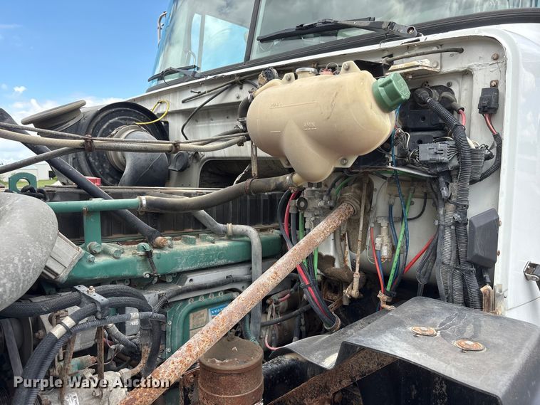 image for item DO5282 2000 Volvo WG dump truck