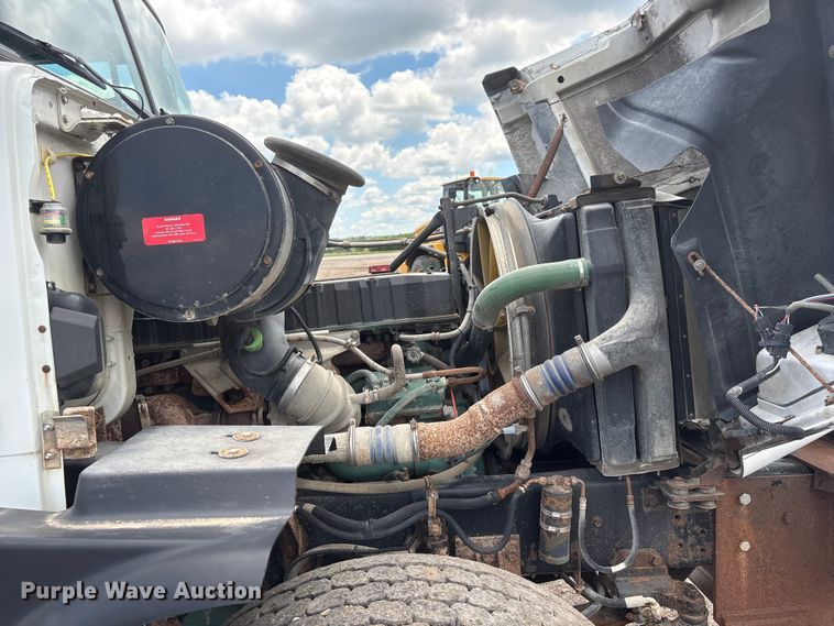 image for item DO5282 2000 Volvo WG dump truck