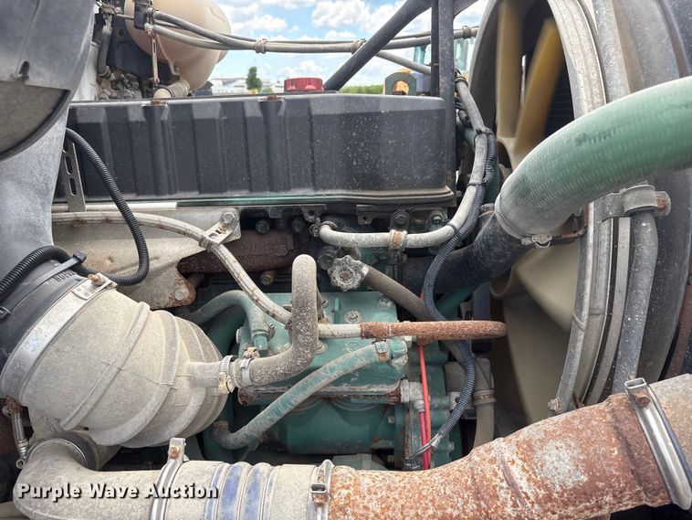image for item DO5282 2000 Volvo WG dump truck