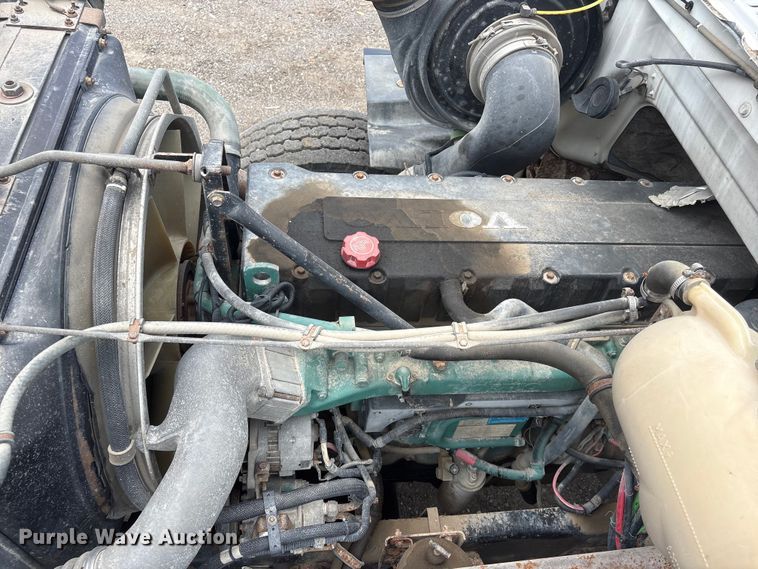 image for item DO5282 2000 Volvo WG dump truck