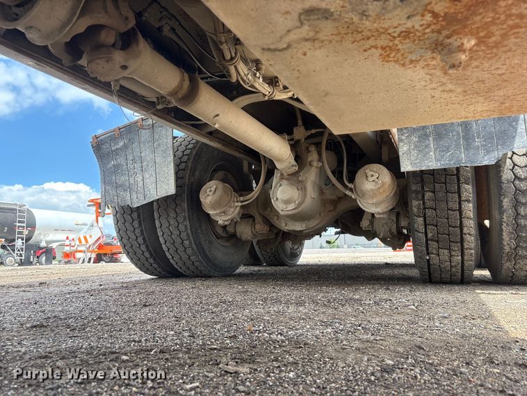 image for item DO5282 2000 Volvo WG dump truck