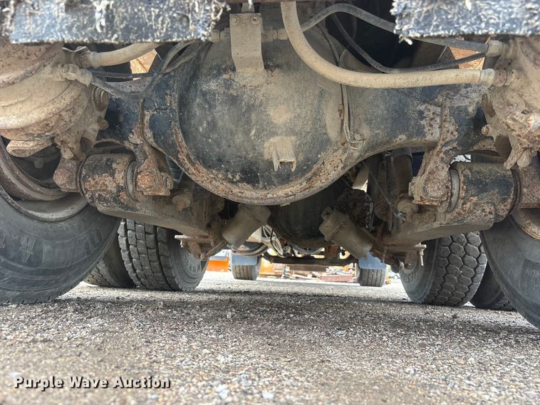 image for item DO5282 2000 Volvo WG dump truck