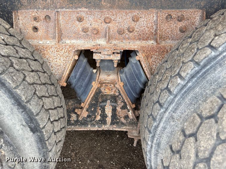 image for item DO5282 2000 Volvo WG dump truck