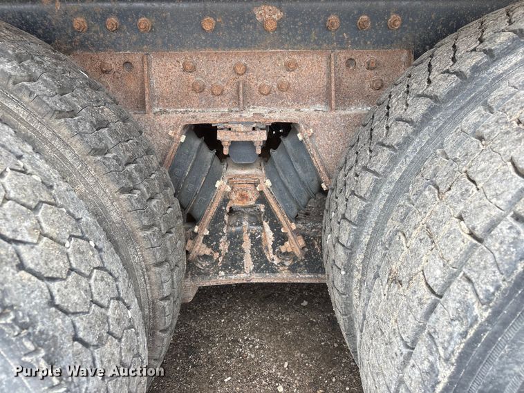 image for item DO5282 2000 Volvo WG dump truck