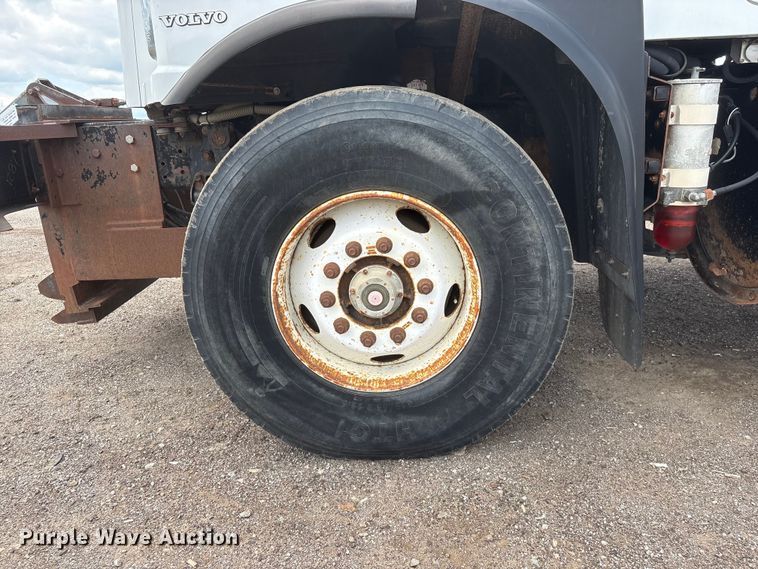 image for item DO5282 2000 Volvo WG dump truck