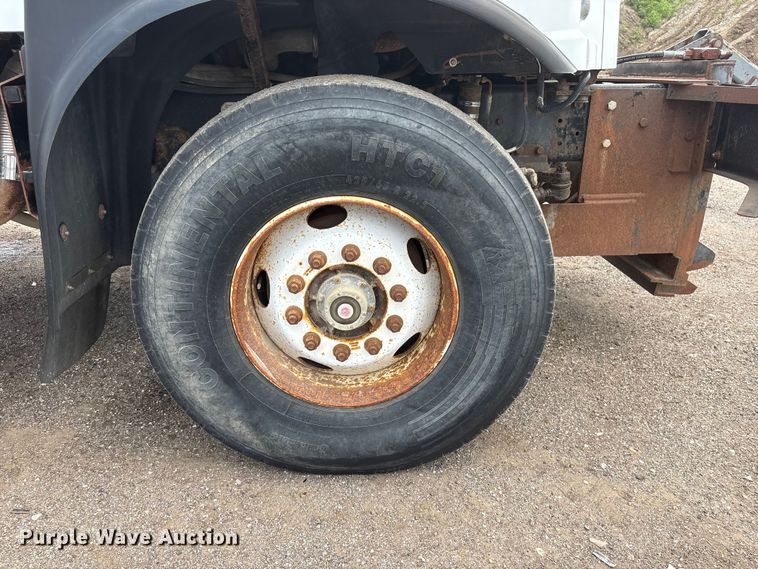 image for item DO5282 2000 Volvo WG dump truck