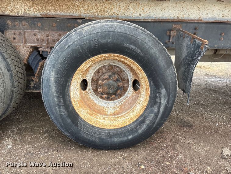 image for item DO5282 2000 Volvo WG dump truck