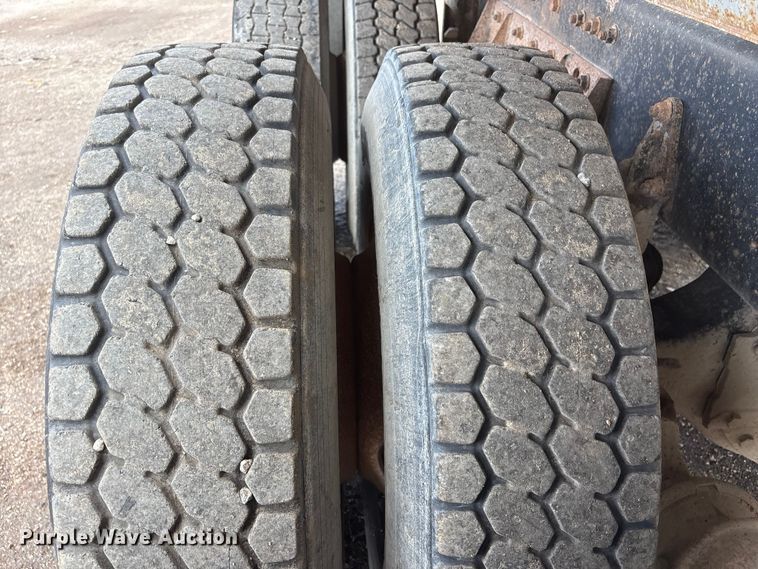 image for item DO5282 2000 Volvo WG dump truck