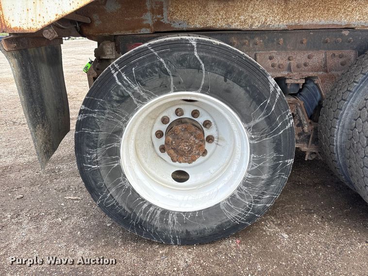 image for item DO5282 2000 Volvo WG dump truck