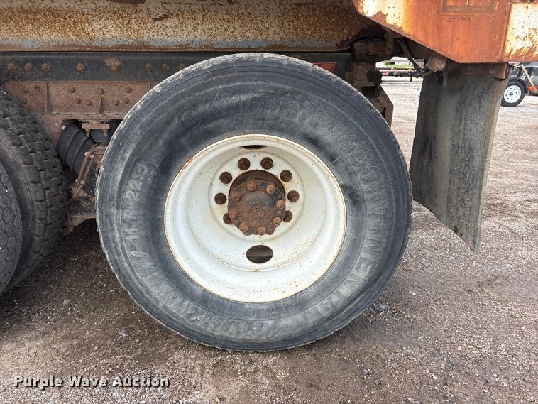 image for item DO5282 2000 Volvo WG dump truck