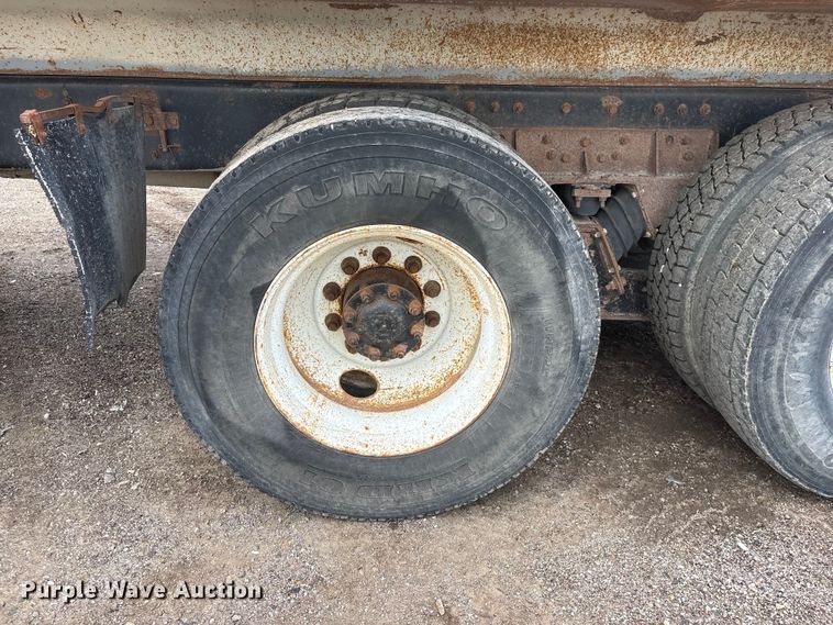 image for item DO5282 2000 Volvo WG dump truck