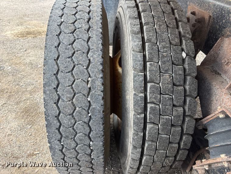 image for item DO5282 2000 Volvo WG dump truck