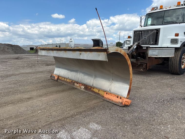 image for item DO5282 2000 Volvo WG dump truck