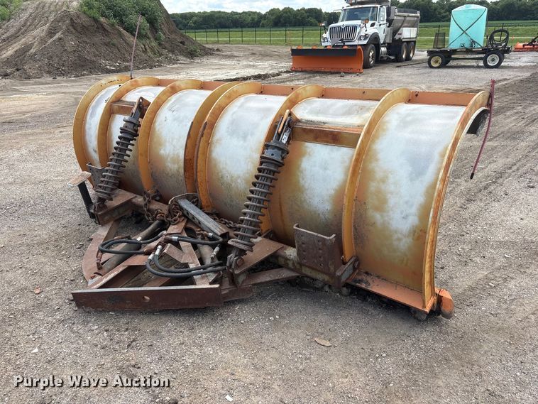 image for item DO5282 2000 Volvo WG dump truck
