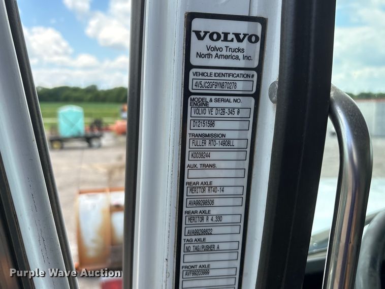 image for item DO5282 2000 Volvo WG dump truck