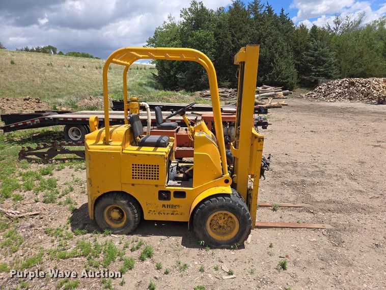 image for item DP8982 1970 Towmotor 502PG4024 forklift