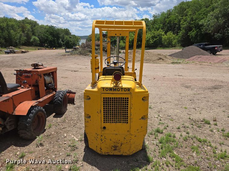 image for item DP8982 1970 Towmotor 502PG4024 forklift