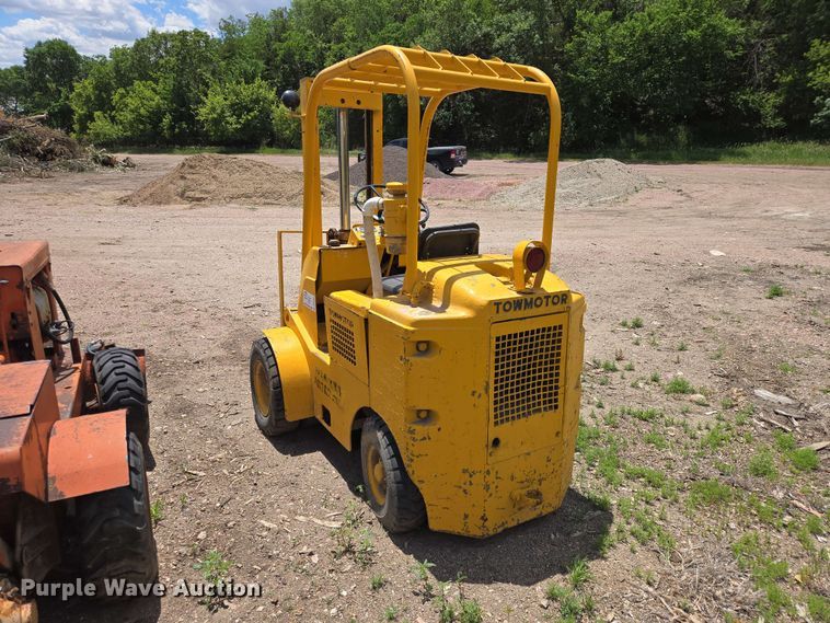 image for item DP8982 1970 Towmotor 502PG4024 forklift