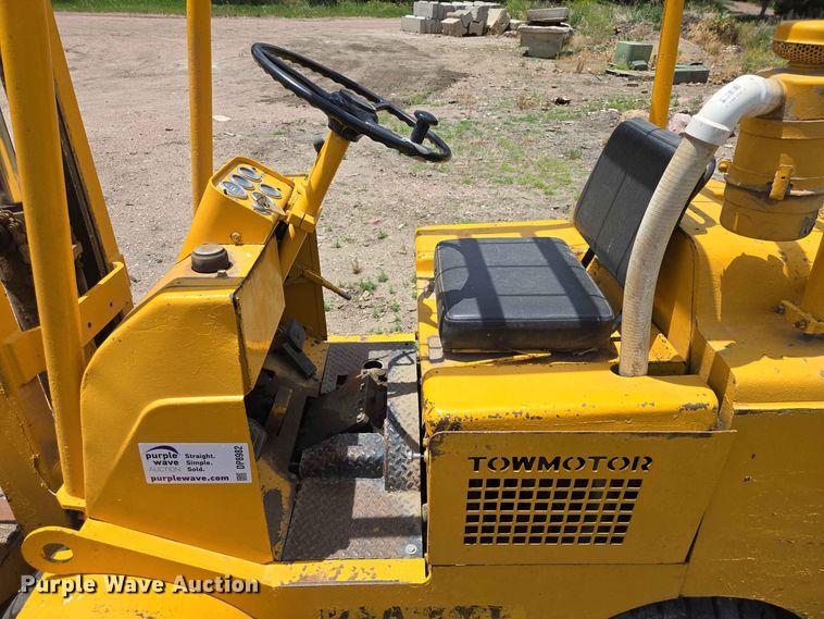 image for item DP8982 1970 Towmotor 502PG4024 forklift