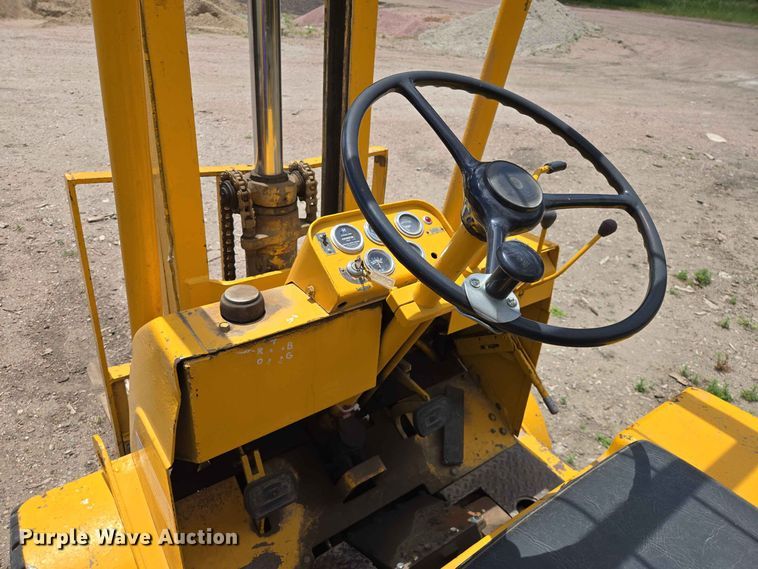 image for item DP8982 1970 Towmotor 502PG4024 forklift