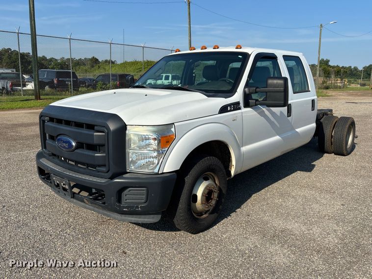 image for item DU6343 2015 Ford F350 Super Duty pickup truck cab and chassis