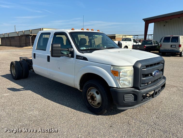 image for item DU6343 2015 Ford F350 Super Duty pickup truck cab and chassis