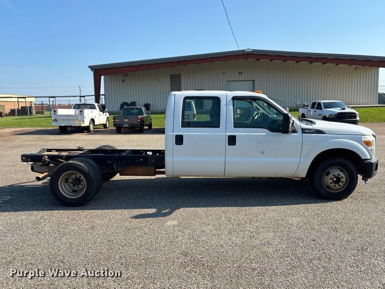 image for item DU6343 2015 Ford F350 Super Duty pickup truck cab and chassis