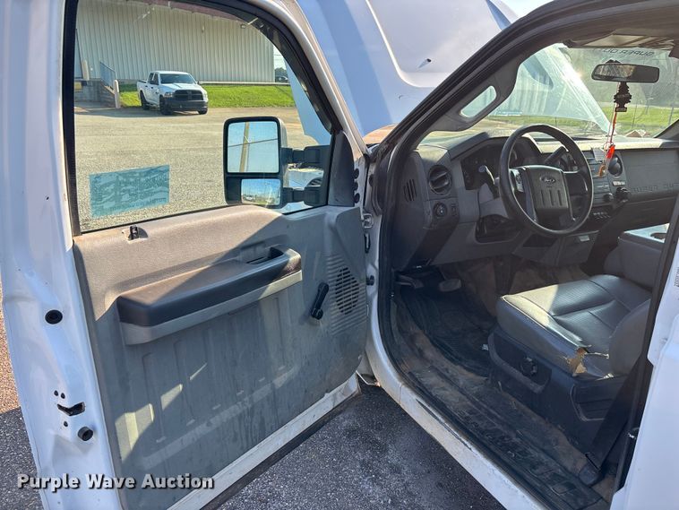 image for item DU6343 2015 Ford F350 Super Duty pickup truck cab and chassis
