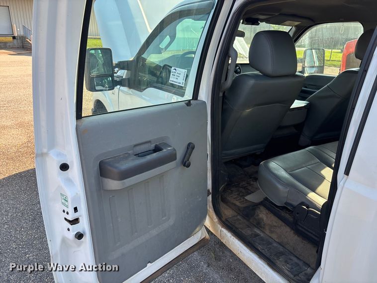 image for item DU6343 2015 Ford F350 Super Duty pickup truck cab and chassis