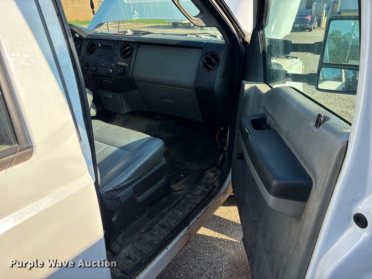 image for item DU6343 2015 Ford F350 Super Duty pickup truck cab and chassis