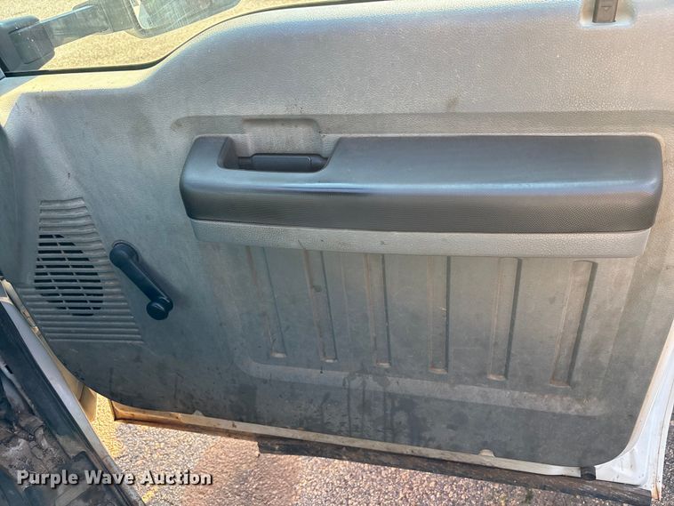 image for item DU6343 2015 Ford F350 Super Duty pickup truck cab and chassis