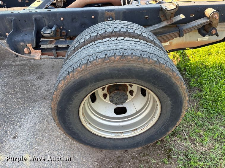 image for item DU6343 2015 Ford F350 Super Duty pickup truck cab and chassis