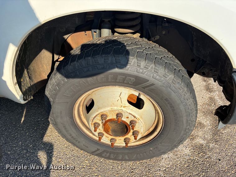 image for item DU6343 2015 Ford F350 Super Duty pickup truck cab and chassis