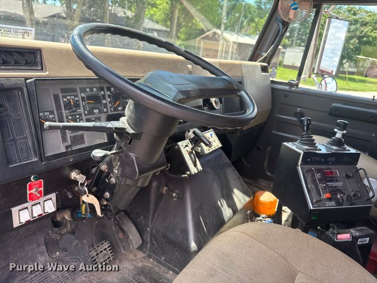 image for item DV2045 1994 International 4900 dump truck