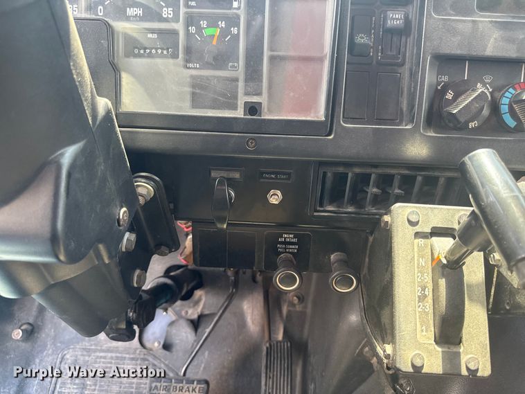 image for item DV2045 1994 International 4900 dump truck