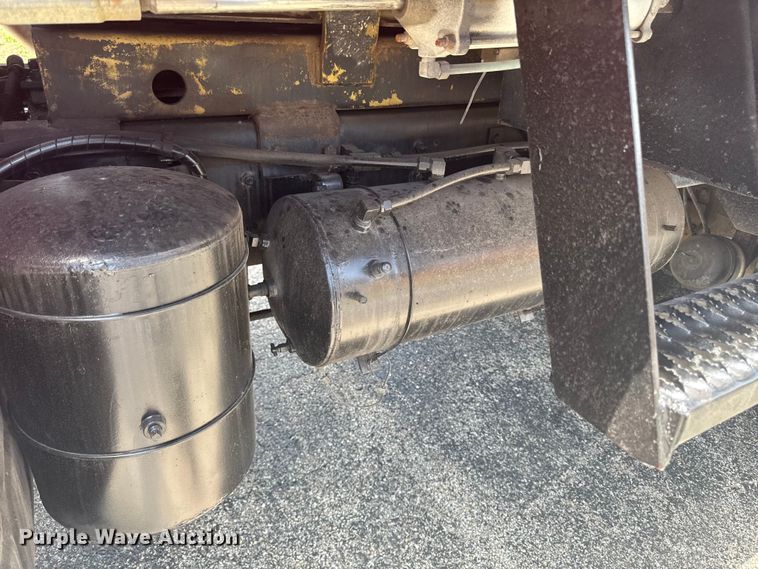 image for item DV2046 1988 International F1954 dump truck