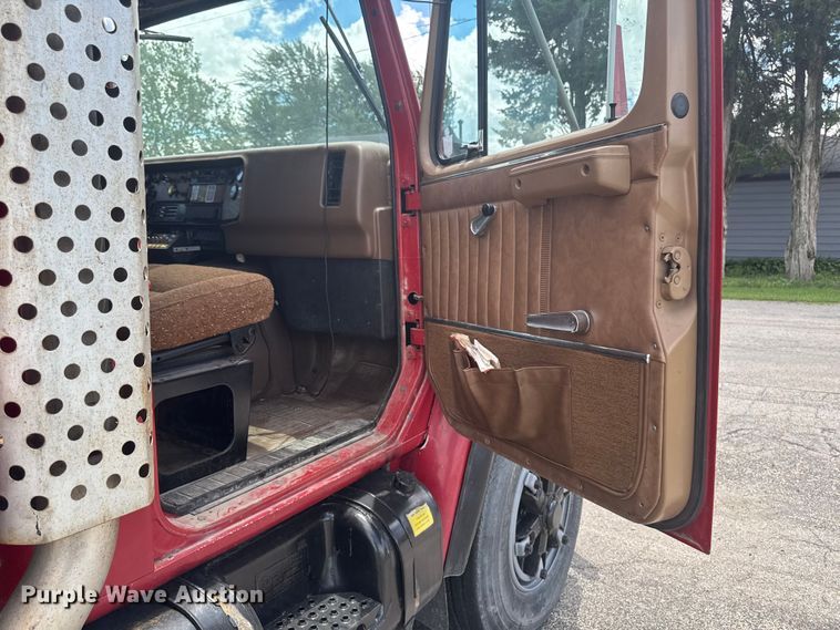 image for item DV2046 1988 International F1954 dump truck