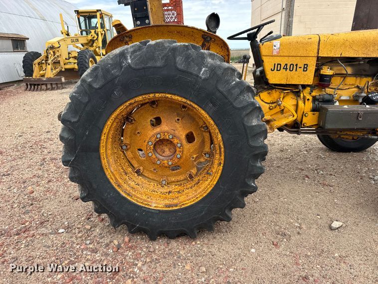 image for item DY2968 John Deere 401-B tractor
