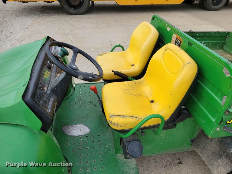 image for item DZ7350 1999 John Deere Gator utility vehicle