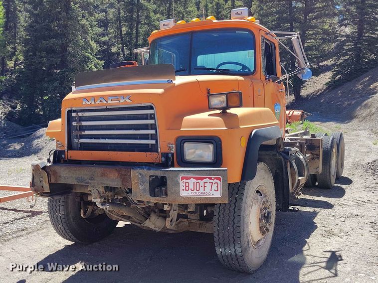 image for item ED0146 1999 Mack RD6 truck cab and chassis