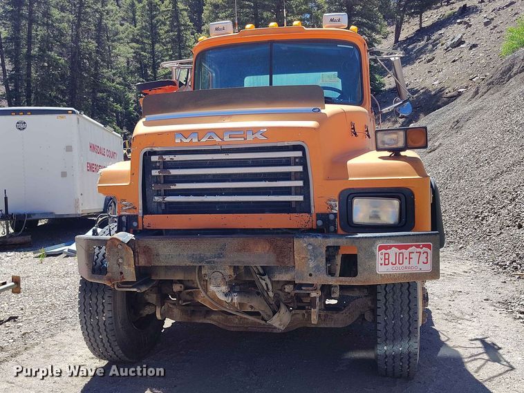 image for item ED0146 1999 Mack RD6 truck cab and chassis