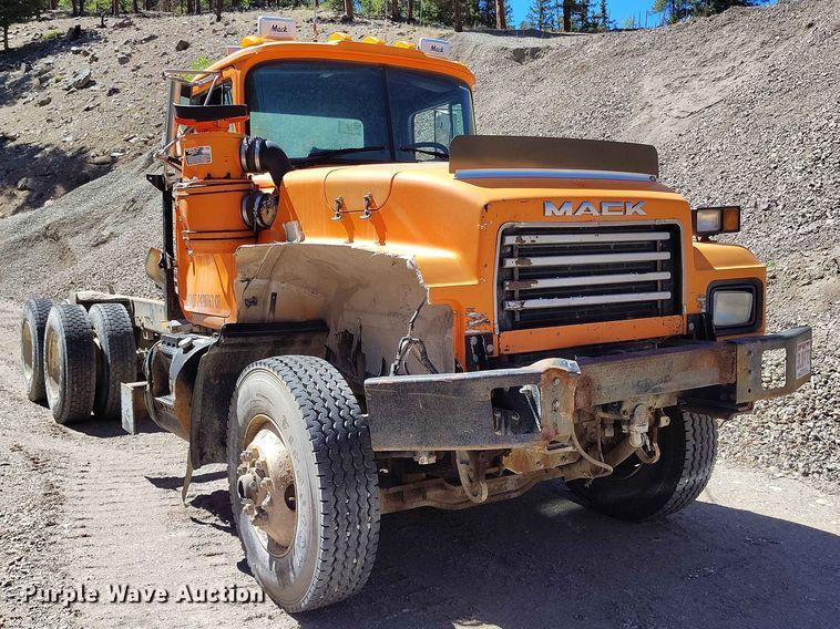 image for item ED0146 1999 Mack RD6 truck cab and chassis