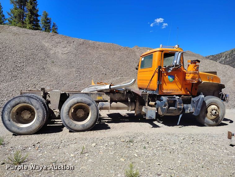 image for item ED0146 1999 Mack RD6 truck cab and chassis