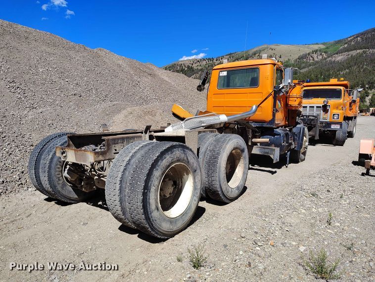 image for item ED0146 1999 Mack RD6 truck cab and chassis