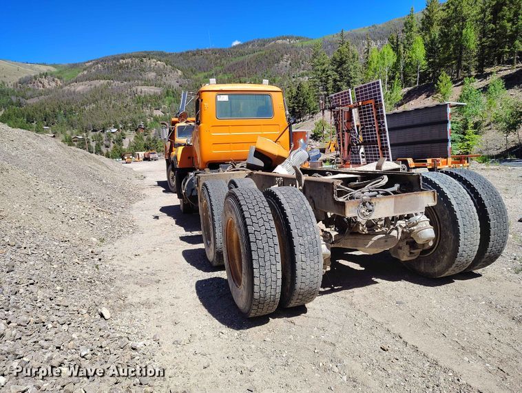 image for item ED0146 1999 Mack RD6 truck cab and chassis