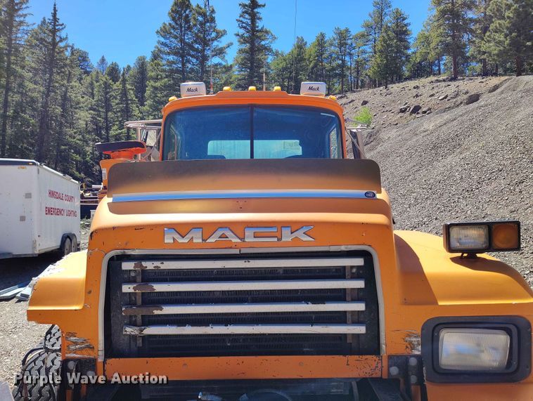 image for item ED0146 1999 Mack RD6 truck cab and chassis