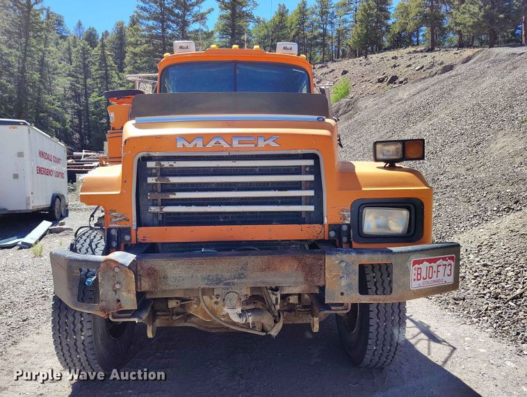 image for item ED0146 1999 Mack RD6 truck cab and chassis