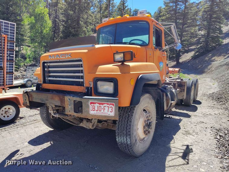image for item ED0146 1999 Mack RD6 truck cab and chassis