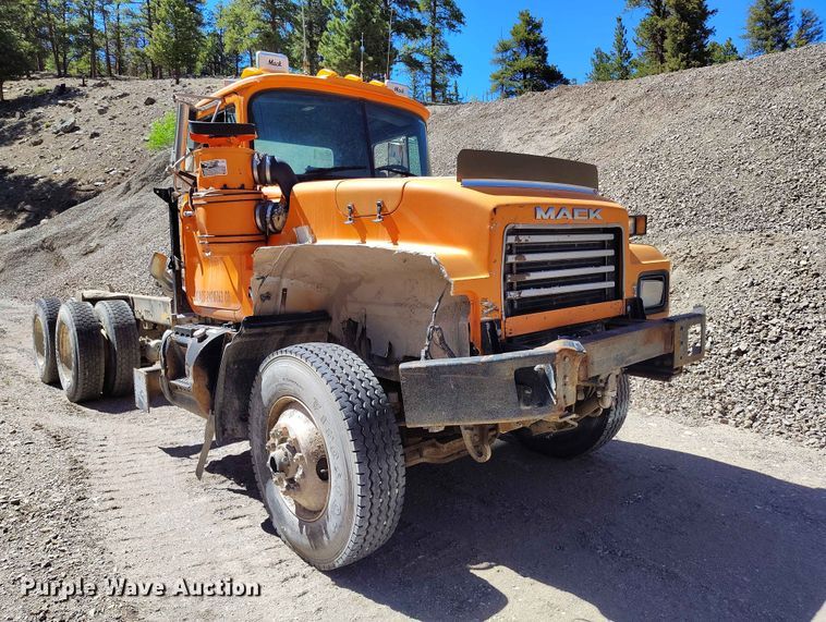 image for item ED0146 1999 Mack RD6 truck cab and chassis