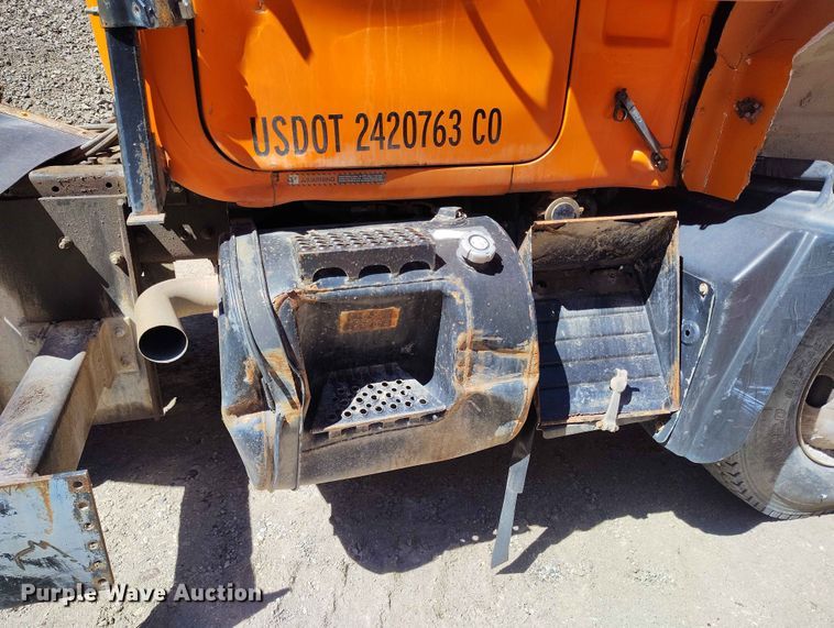 image for item ED0146 1999 Mack RD6 truck cab and chassis